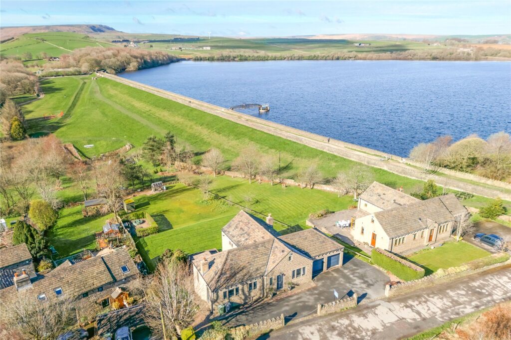 Reservoir Side Road, Blackmoorfoot, Linthwaite, Huddersfield, HD7 5JW