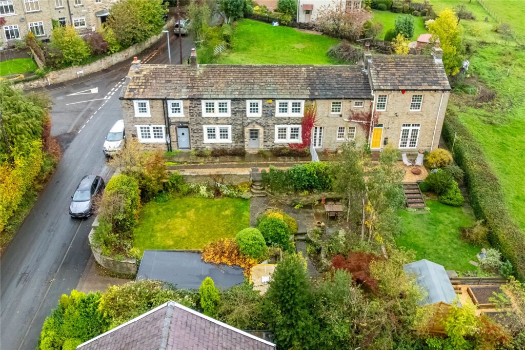 Sharp Lane, Almondbury, Huddersfield, HD4 6SS