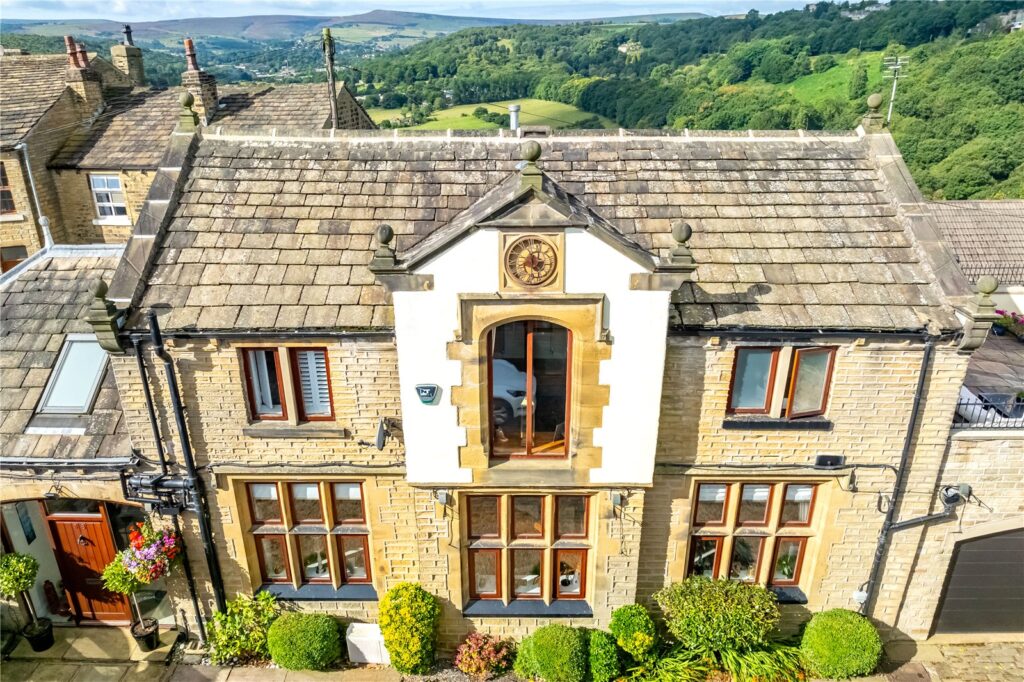 Lightenfield Lane, Netherton, Huddersfield, HD4 7DT