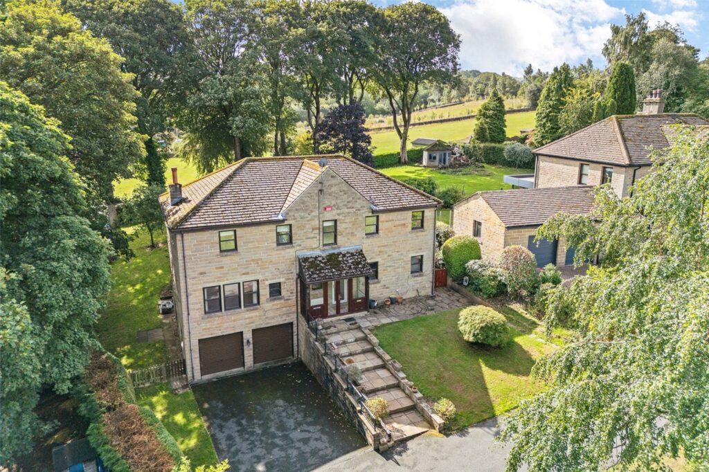 Leas Gardens, Jackson Bridge, Holmfirth, HD9 1UG