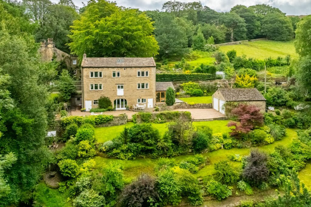Hollin Brigg Lane, Holmbridge, Holmfirth, HD9 2PG