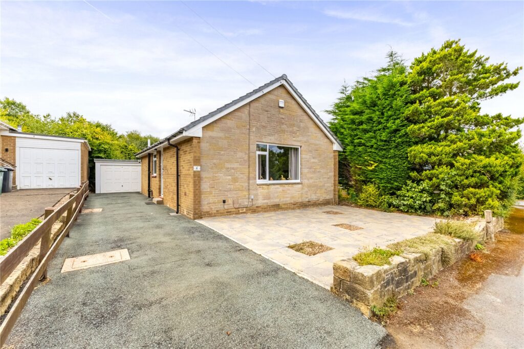 Moorland Close, Heights, Linthwaite, Huddersfield, HD7 5TJ