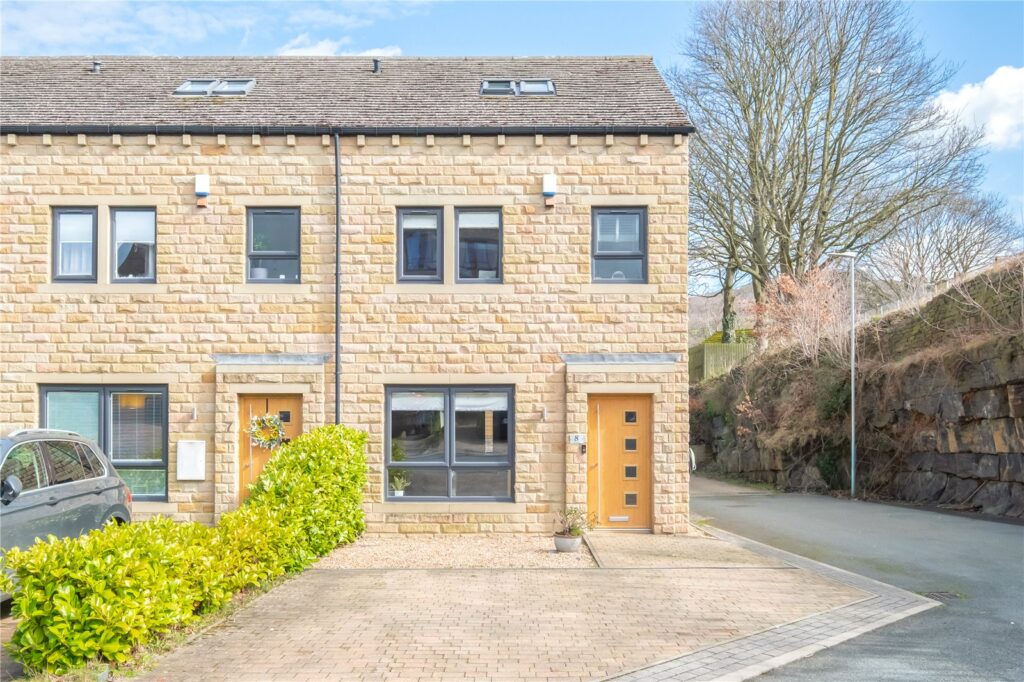 The Bridges, Thongsbridge, Holmfirth, HD9 7FE