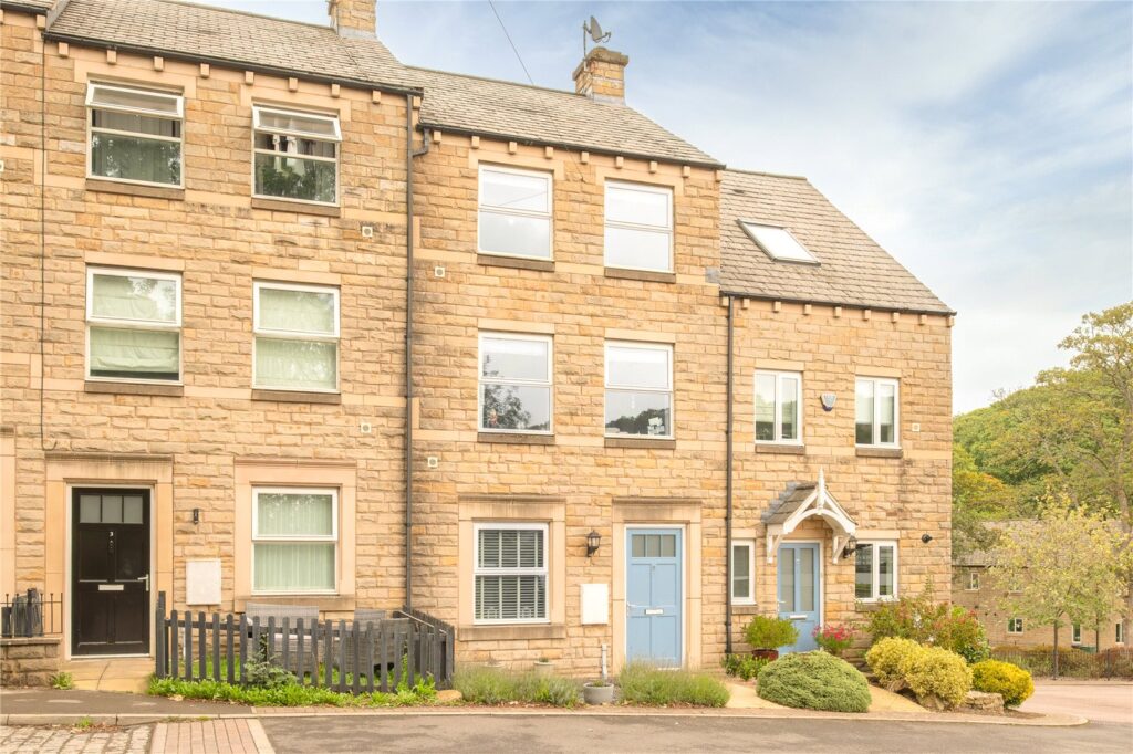 Woodland View, Thongsbridge, Holmfirth, HD9 3JE